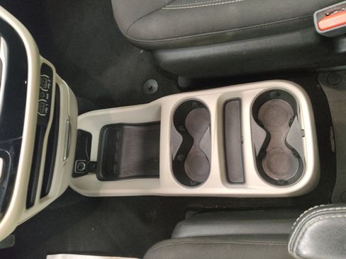 Used 2023 Chrysler Voyager LX image 26