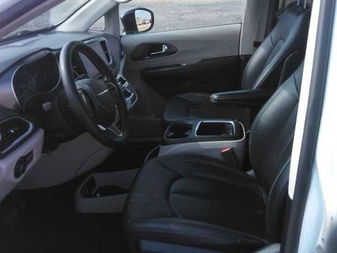Used 2024 Chrysler Pacifica Touring-L FWD image 8