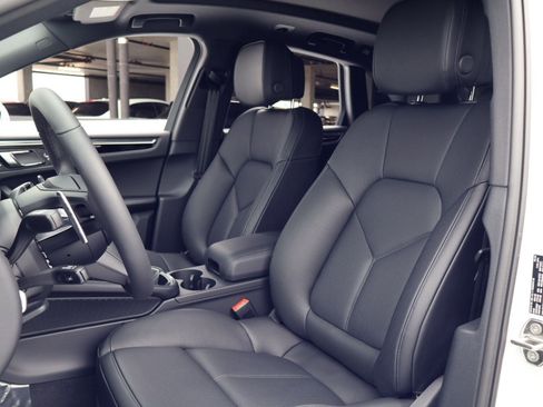 New 2026 Porsche Macan AWD/4WD image 5