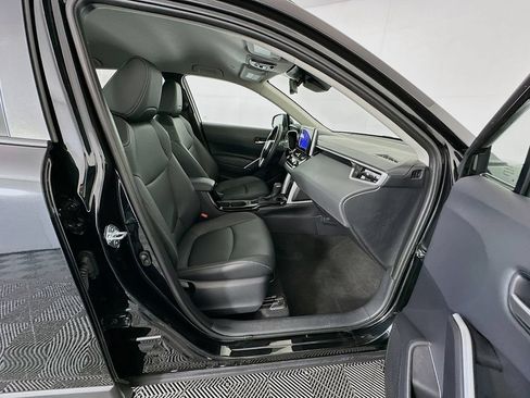 Certified 2025 Toyota Corolla Cross XLE FWD image 28