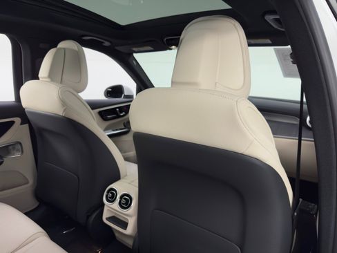 Used 2025 Mercedes-Benz GLC 300 4MATIC image 40