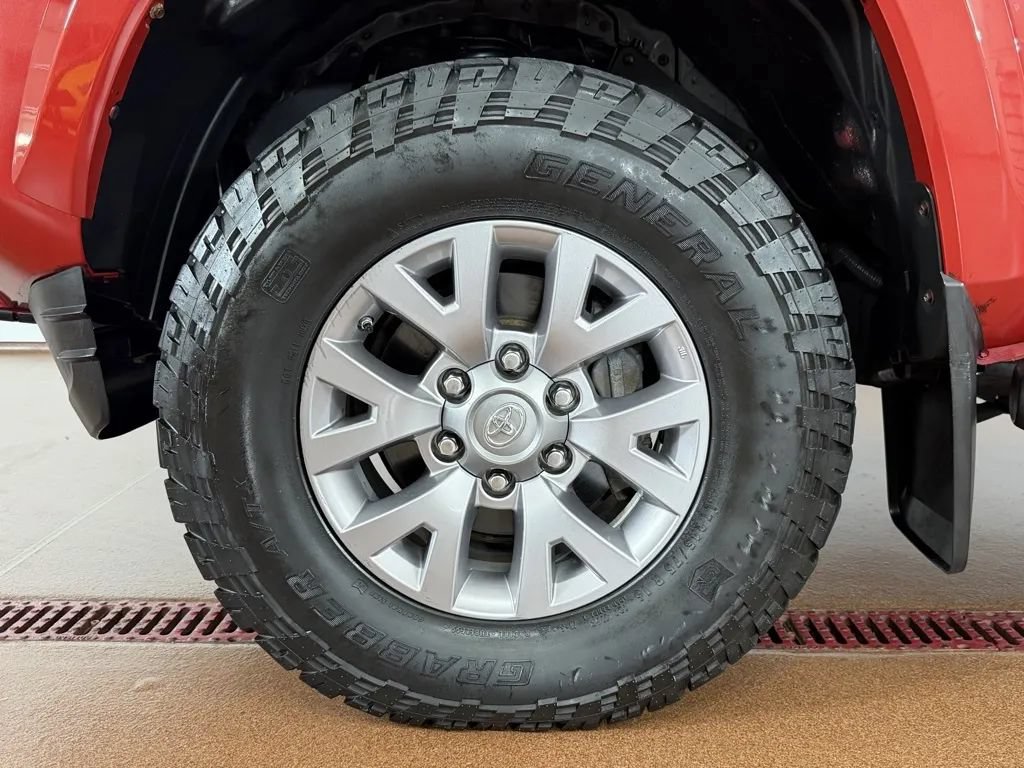 Used 2016 Toyota Tacoma SR5 w/ SR5 Appearance Package (SN) AWD/4WD image 9