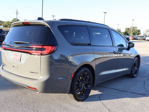 New 2025 Chrysler Pacifica Limited image 5