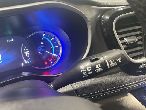 Used 2023 Chrysler Pacifica Touring-L w/ Uconnect Theater Family Group image 28