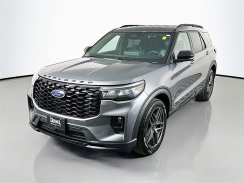 Used 2025 Ford Explorer ST-Line w/ ST-Line Street Pack image 3