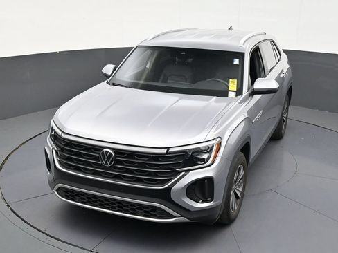 Used 2024 Volkswagen Atlas Cross Sport SE FWD image 19