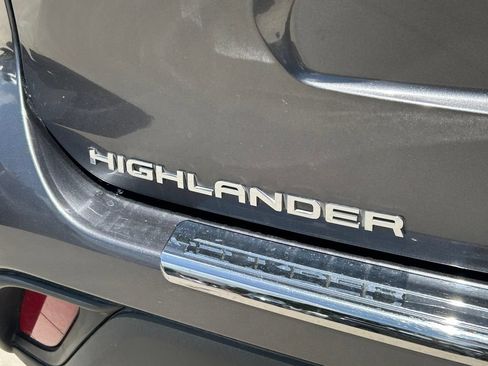 Used 2023 Toyota Highlander LE FWD image 12
