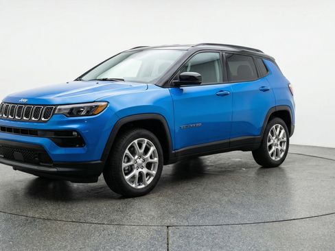 Used 2025 Jeep Compass Limited AWD/4WD image 3