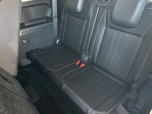 Used 2023 Volkswagen Tiguan SE FWD image 15