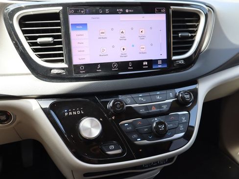 Used 2023 Chrysler Pacifica Touring-L FWD image 7