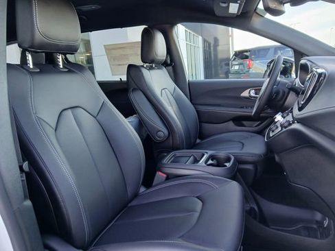 New 2027 Chrysler Pacifica Select AWD/4WD image 16