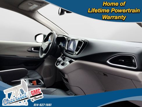 Used 2022 Chrysler Pacifica Touring-L image 11