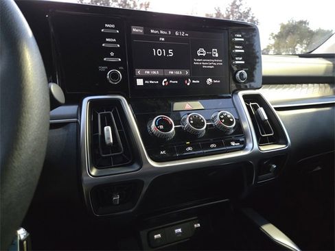 Used 2023 Kia Sorento LX image 17