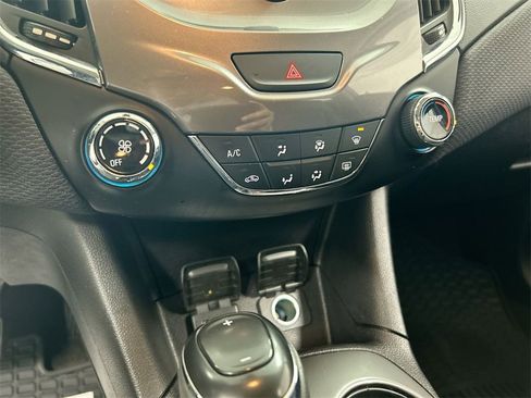 Used 2017 Chevrolet Cruze LT image 16