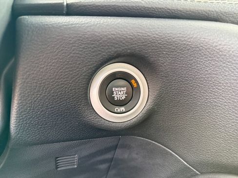 Used 2024 Chrysler Pacifica Premium FWD image 18