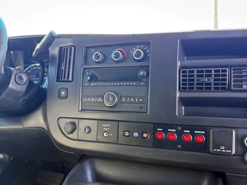 Used 2017 Chevrolet Express 2500 RWD image 17