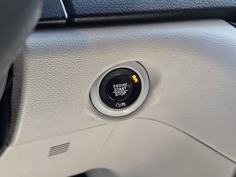 Used 2017 Chrysler Pacifica Touring-L image 16