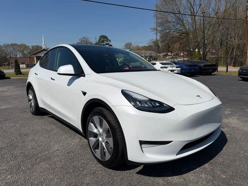 Used 2022 Tesla Model Y Long Range AWD/4WD image 3