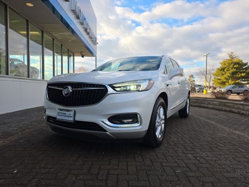Used 2018 Buick Enclave Essence image 1