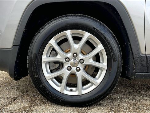 Used 2017 Jeep Cherokee Sport image 9