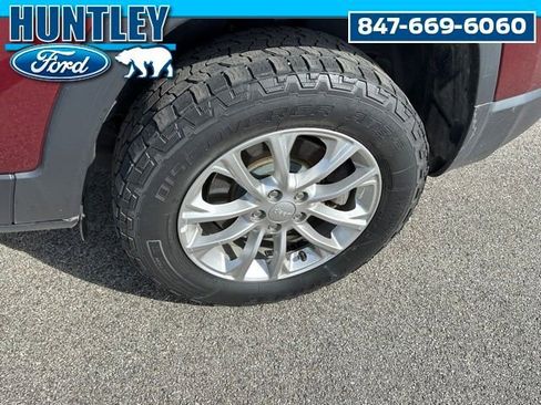 Used 2019 Jeep Cherokee Latitude w/ Cold Weather Group AWD/4WD image 7