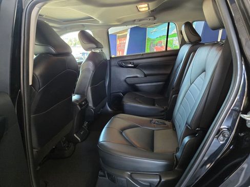 Used 2023 Toyota Highlander XLE image 10