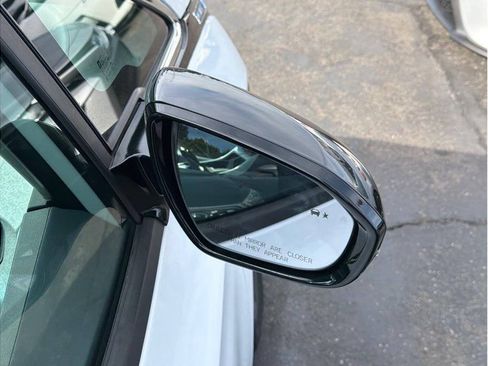 Used 2019 Chevrolet Bolt Premier w/ Infotainment Package FWD image 26