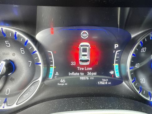 Used 2023 Chrysler Pacifica Touring-L FWD image 32