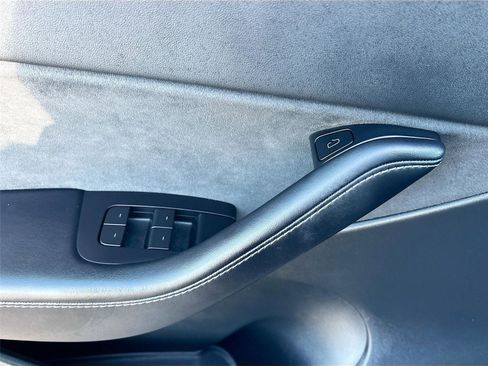 Used 2022 Tesla Model Y Long Range AWD/4WD image 18