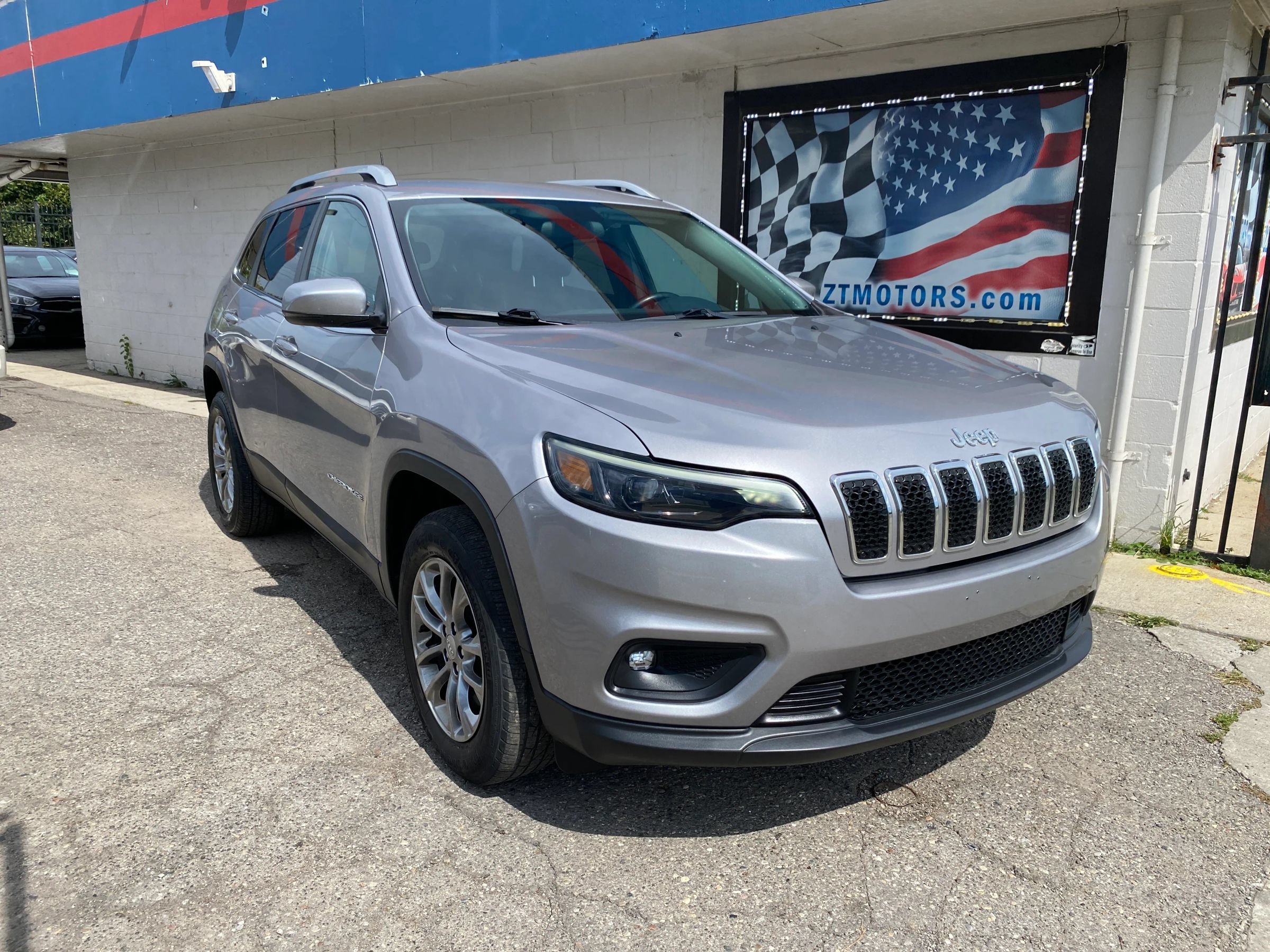 Used 2019 Jeep Cherokee Latitude Plus w/ Cold Weather Group AWD/4WD image 1