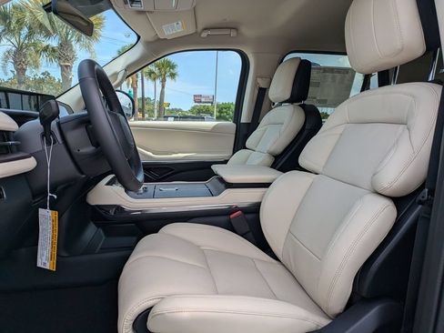 New 2027 Lincoln Navigator Premiere RWD image 22