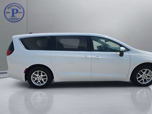 Used 2023 Chrysler Pacifica Touring-L FWD image 9