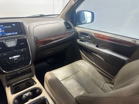 Used 2015 Chrysler Town & Country Limited Platinum FWD image 21