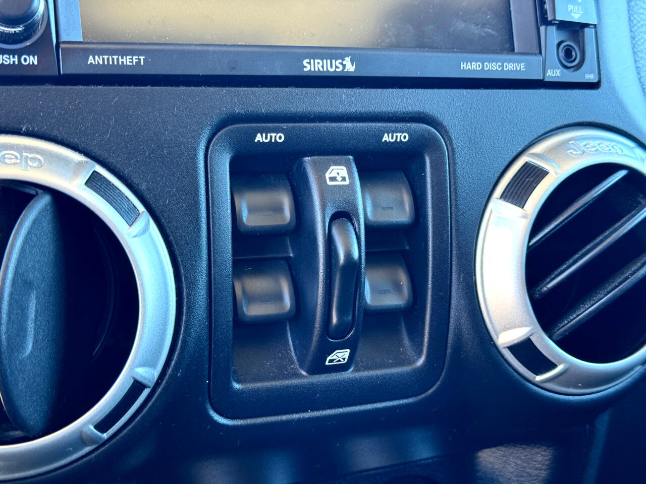 Used 2018 Jeep Wrangler Unlimited Rubicon w/ Connectivity Group AWD/4WD image 25