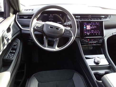 Used 2025 Jeep Grand Cherokee L Altitude image 22