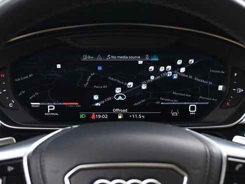 Used 2023 Audi S8 w/ S8 Comfort Plus Package AWD/4WD image 32