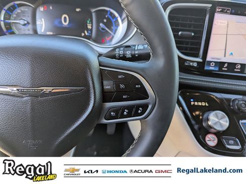 Used 2024 Chrysler Pacifica Select image 27