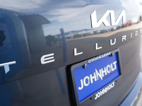 Used 2024 Kia Telluride EX w/ EX Captain's Chair Package image 5