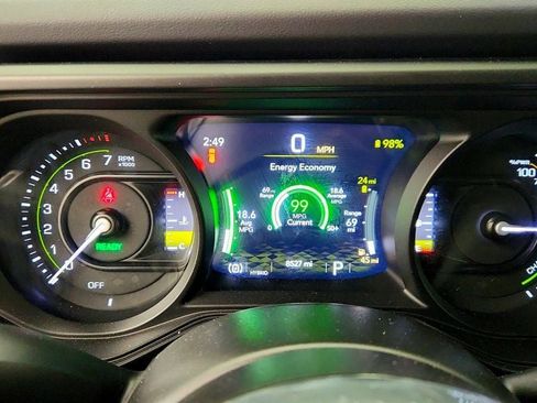 Used 2025 Jeep Wrangler Unlimited Sahara w/ Safety Group image 13