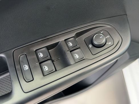 New 2026 Volkswagen Taos SE image 13