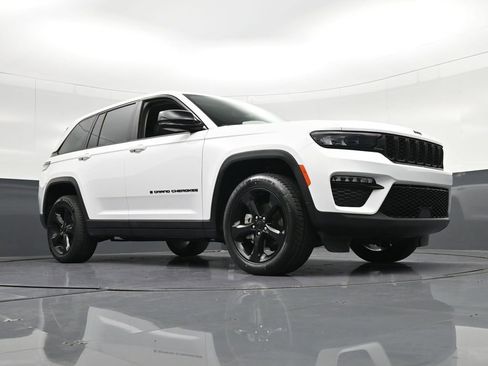 Used 2024 Jeep Grand Cherokee Limited w/ Black Appearance Package AWD/4WD image 33