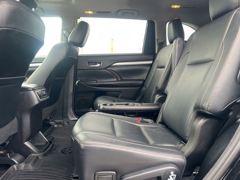 Used 2018 Toyota Highlander XLE image 27