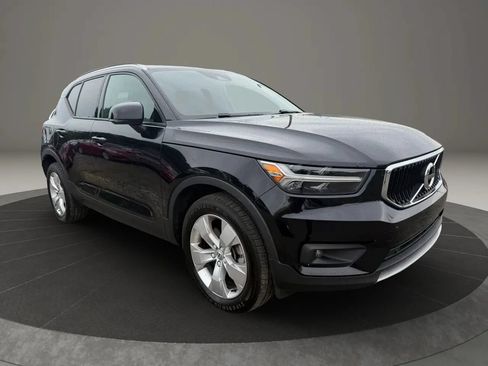 Used 2021 Volvo XC40 T4 Momentum FWD image 3
