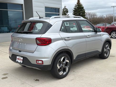 Used 2025 Hyundai Venue SEL image 8