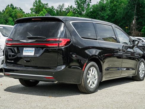 New 2025 Chrysler Pacifica Select image 4