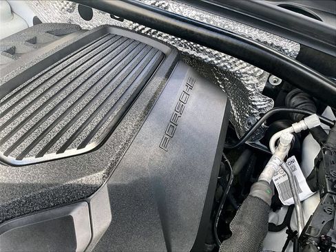 Certified 2024 Porsche Macan AWD/4WD image 34