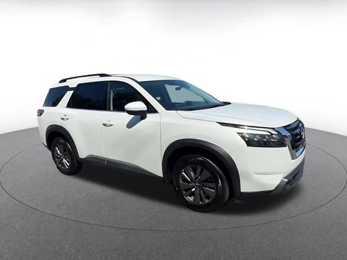 Used 2025 Nissan Pathfinder SV image 2