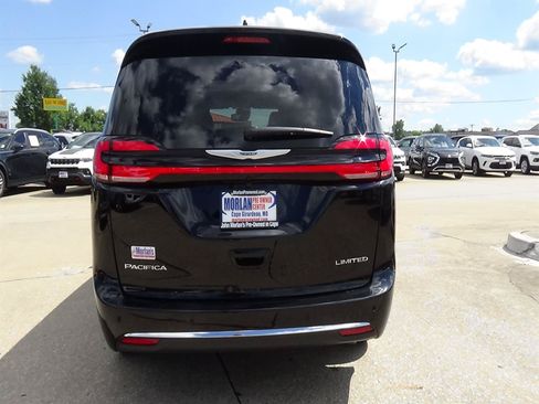 Used 2026 Chrysler Pacifica Limited FWD image 7