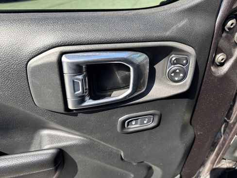 Used 2021 Jeep Wrangler Sport image 4