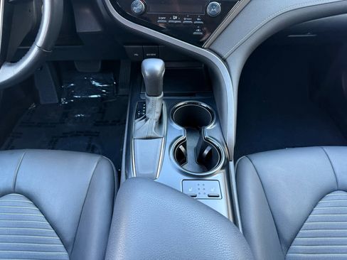 Used 2020 Toyota Camry SE image 10